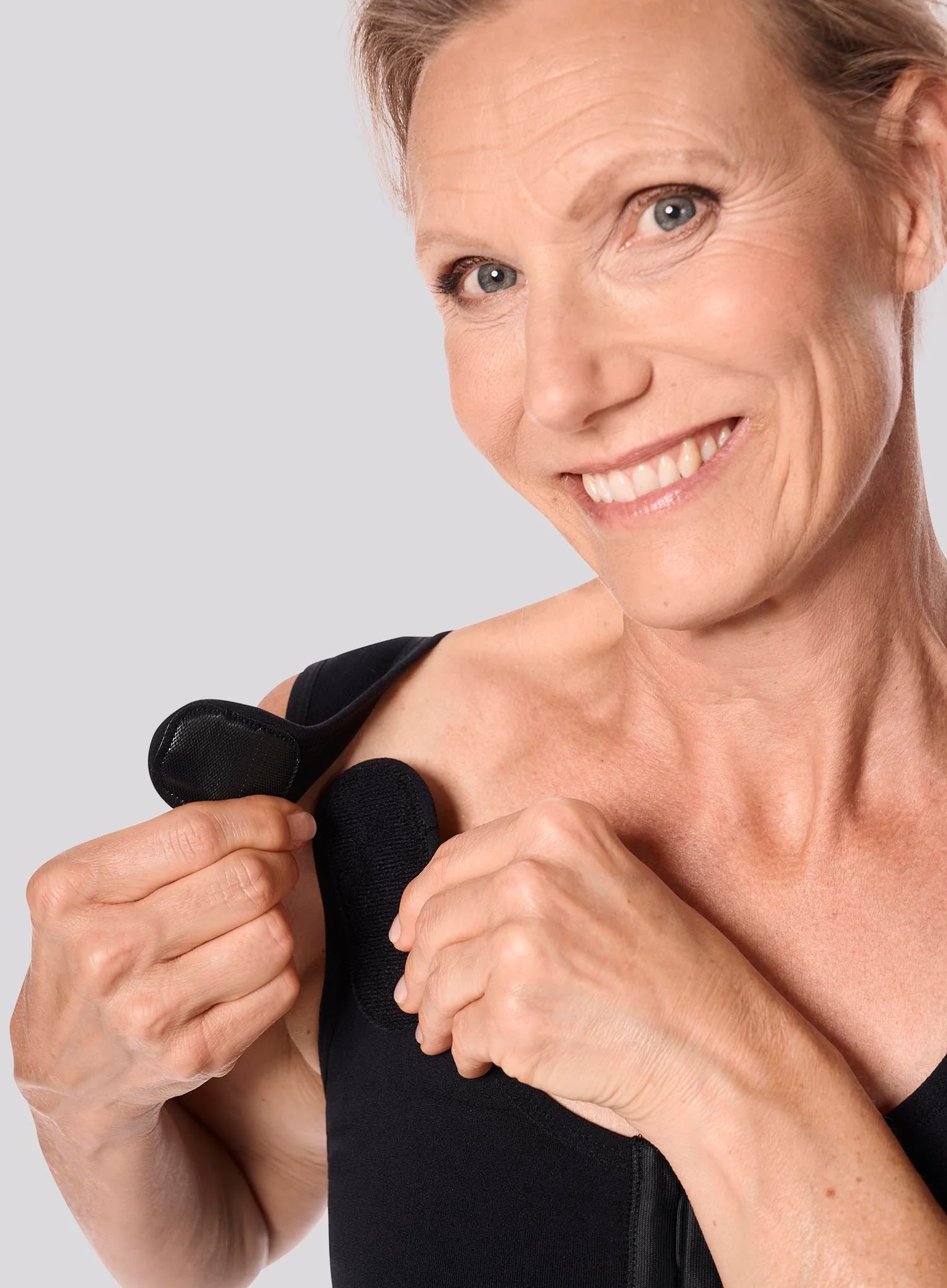 Amoena: Sina Medium Compression Bra Black - Image 3