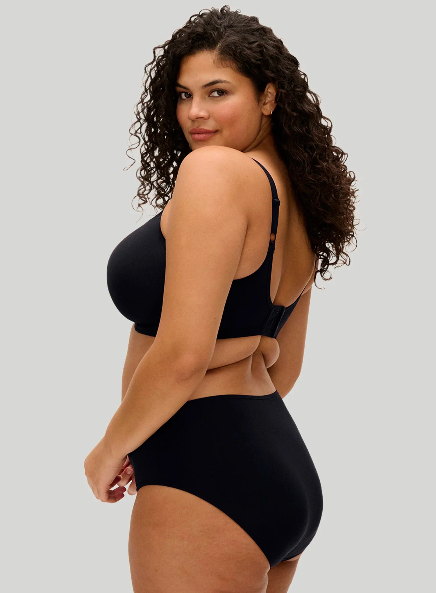 Elomi: Elomi Smooth Moulded Non Padded Bra Black - Image 3