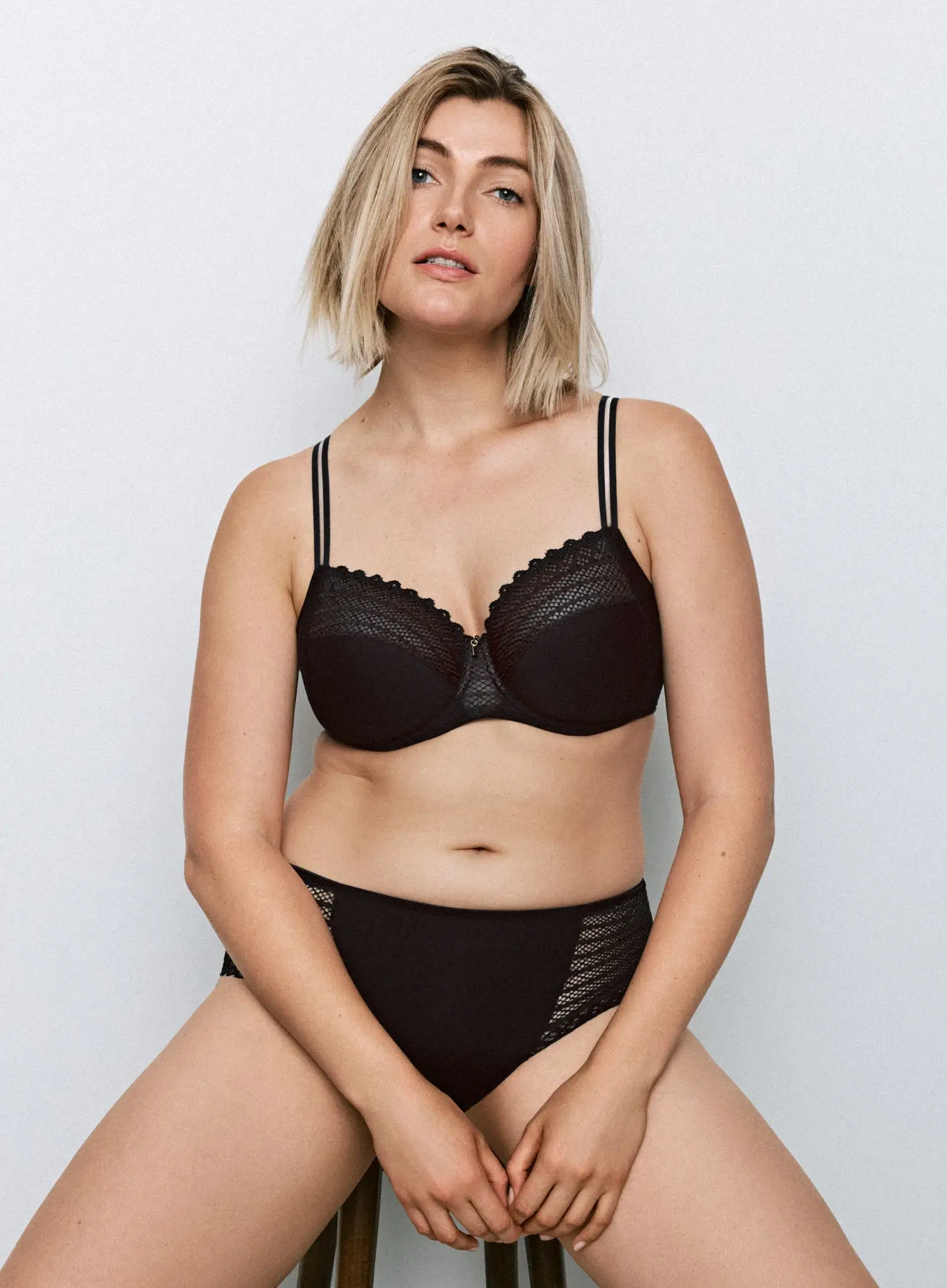 Primadonna Twist: Twist Side Hotpants Charcoal - Image 2