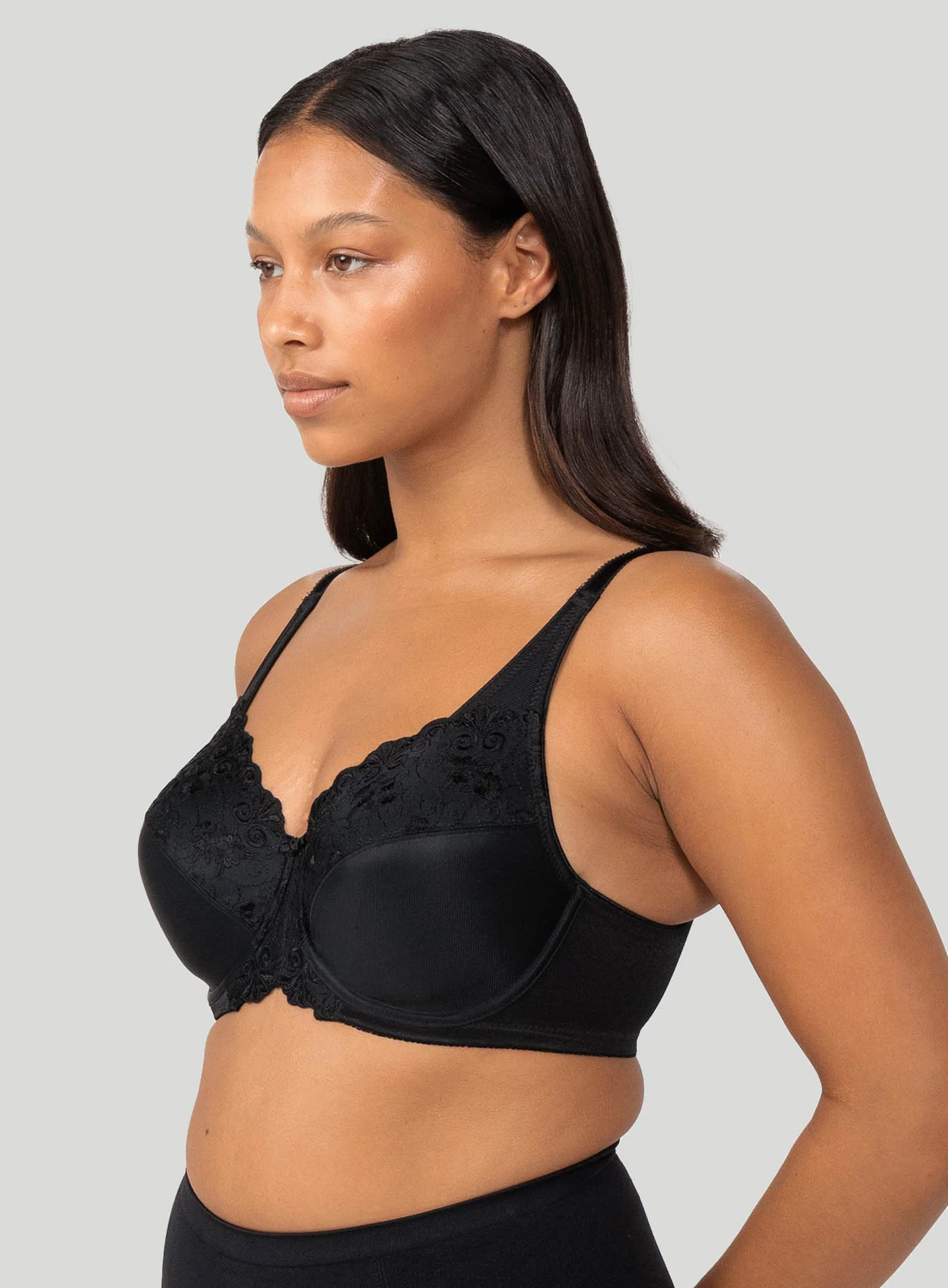 Triumph: Embroidered Minimiser Underwired Bra Black - Image 4