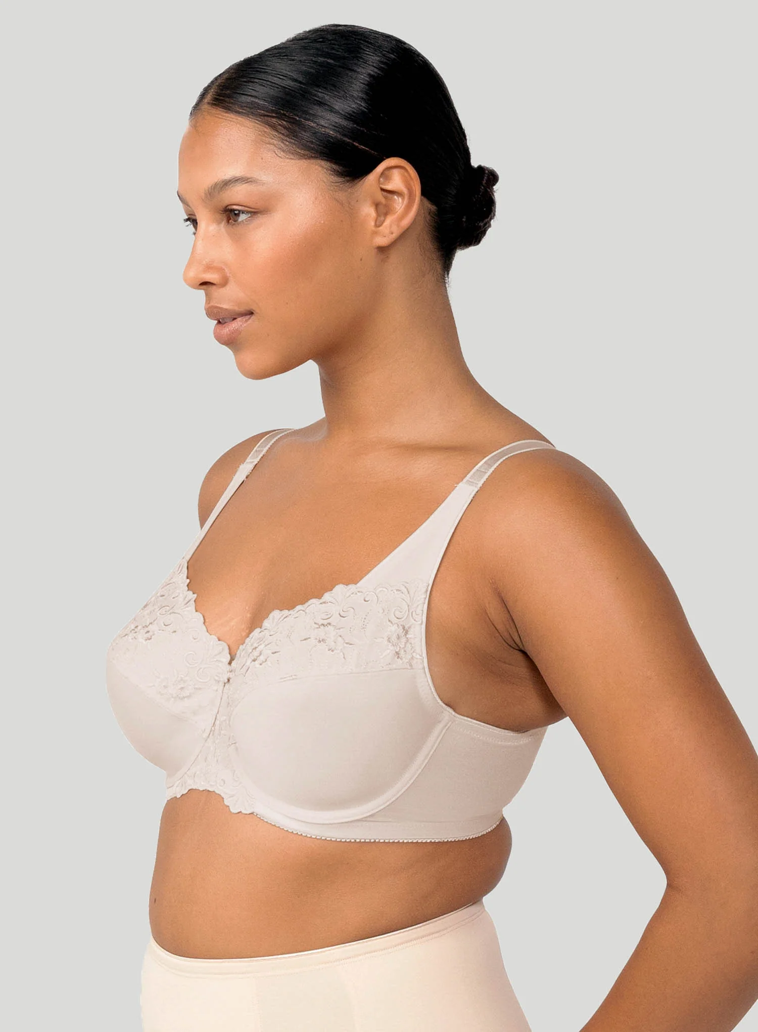 Triumph: Embroidered Minimiser Underwired Bra Fawn - Image 4